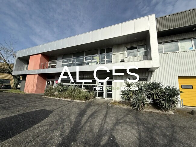 Plus de détails pour Local d’activités à vendre