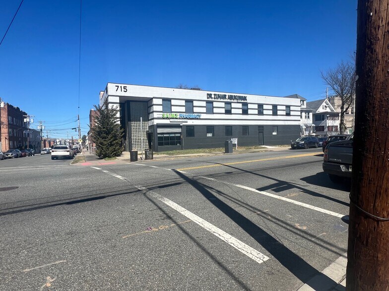 715-723 Broadway, Paterson, NJ à louer - Photo de l’immeuble – Image 1 sur 4