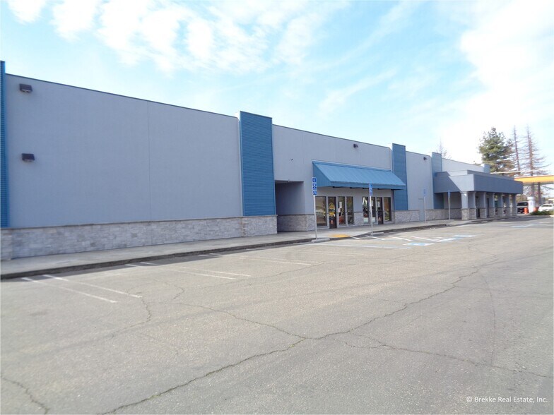 950 Oakdale Rd, Modesto, CA à louer - Photo de l’immeuble – Image 2 sur 4