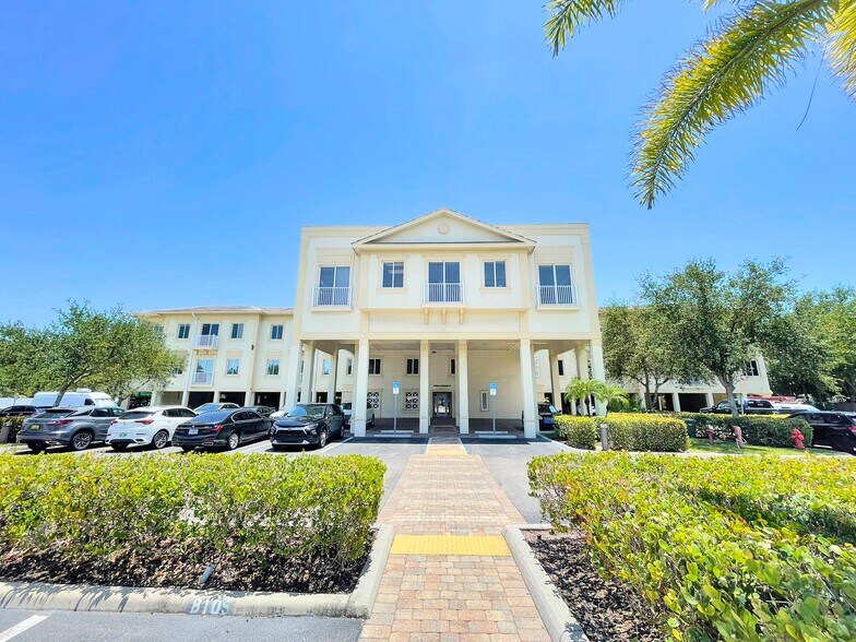1110 Pine Ridge Rd, Naples, FL à louer - Photo de l’immeuble – Image 2 sur 15