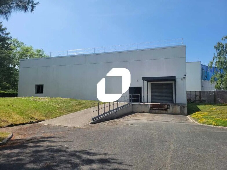Local d’activités dans Évry-Courcouronnes à louer - Photo de l’immeuble – Image 1 sur 10