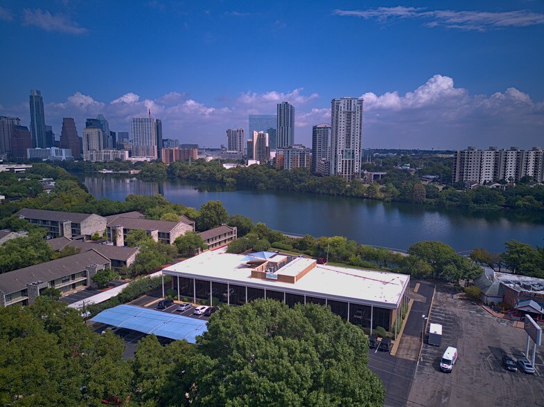 512 E Riverside Dr, Austin, TX à louer - Photo principale – Image 1 sur 39