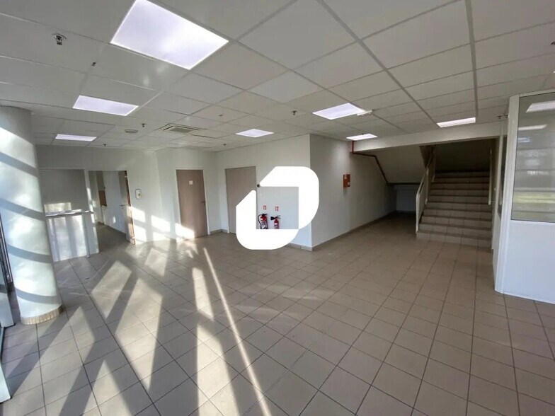 Bureau dans Moissy-Cramayel à louer - Hall d’entrée – Image 2 sur 5