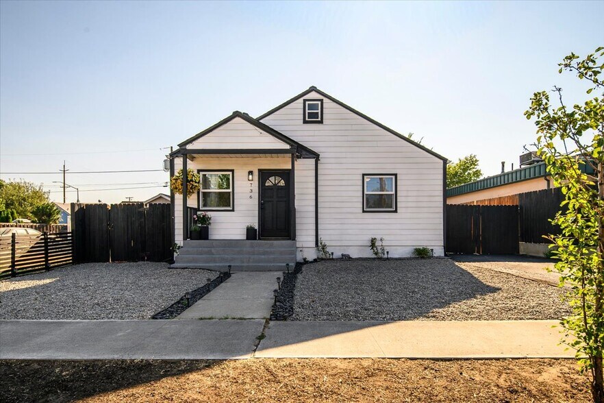 736 SW 10th St, Redmond, OR à vendre - Photo de l’immeuble – Image 2 sur 33