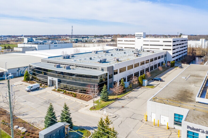 609 Kumpf Dr, Waterloo, ON à louer - Photo principale – Image 1 sur 7