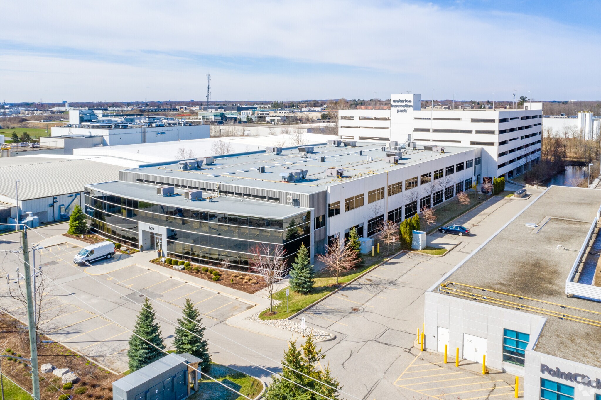 609 Kumpf Dr, Waterloo, ON à louer Photo principale– Image 1 sur 8