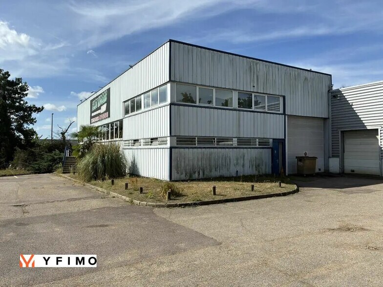 Local d’activités dans Limay à louer - Photo de l’immeuble – Image 1 sur 9