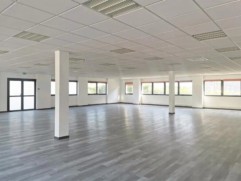 Bureau dans Saint-Priest à louer - Photo de l’immeuble – Image 1 sur 9