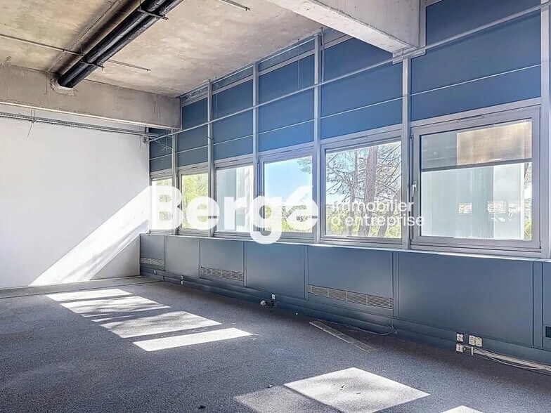 Industriel/Logistique dans Valbonne à louer - Photo de l’immeuble – Image 1 sur 23