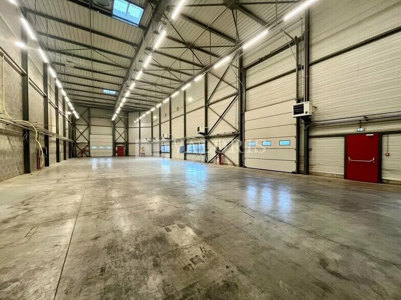 Local d’activités dans Dagneux à louer - Photo de l’immeuble – Image 2 sur 4