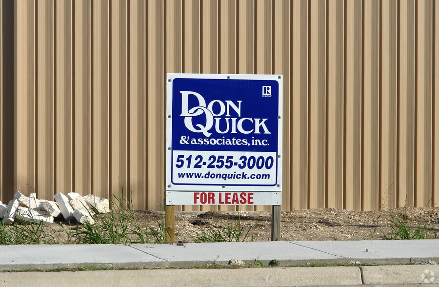 2201 Patterson Industrial Dr, Pflugerville, TX à louer - Photo de l’immeuble – Image 3 sur 22