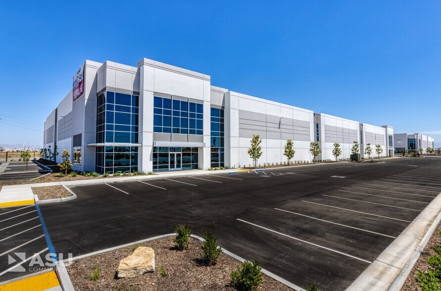 2204 Coffee Rd, Bakersfield, CA à louer - Photo de l’immeuble – Image 3 sur 18