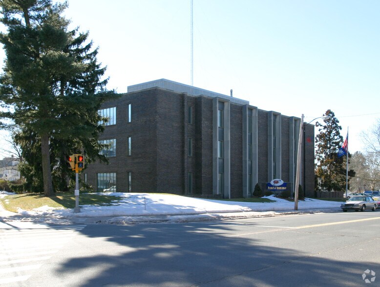 815 Farmington Ave, West Hartford, CT à vendre - Photo de l’immeuble – Image 2 sur 4