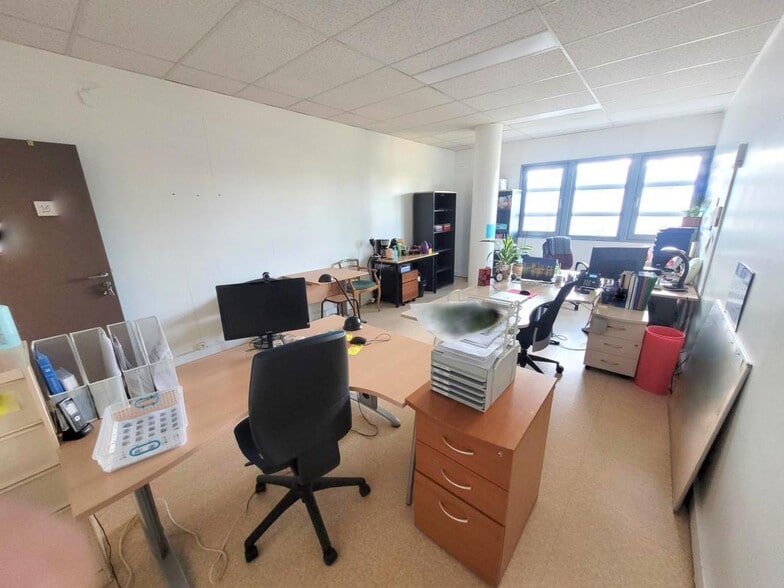 Bureau dans Poissy à louer - Photo intérieure – Image 3 sur 31