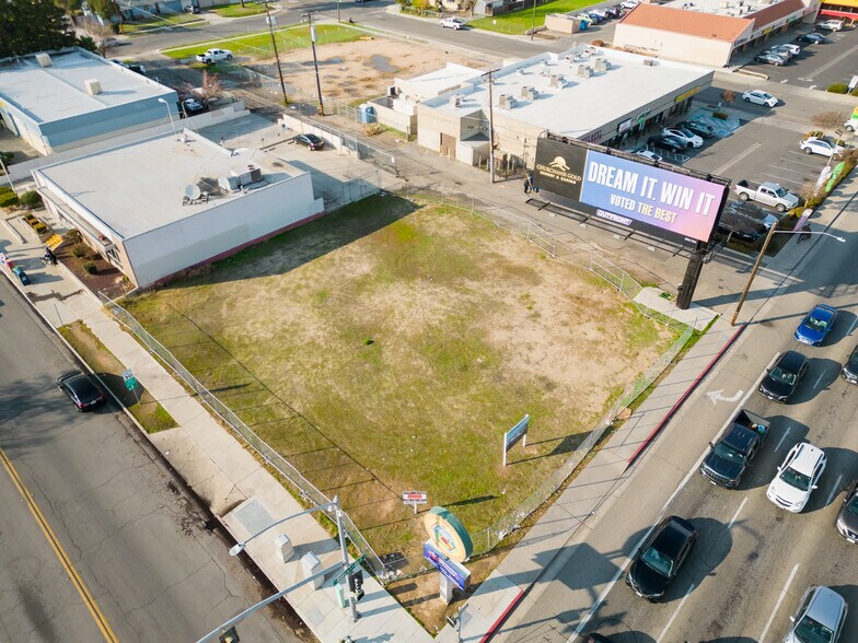 7315 N Blackstone Ave, Fresno, CA à louer - Aérien – Image 1 sur 8