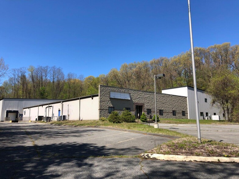 159 Grassy Plain St, Bethel, CT à louer - Photo de l’immeuble – Image 1 sur 12