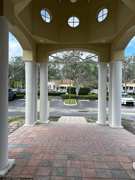 1608 Town Center Blvd, Weston, FL à louer - Photo de l’immeuble – Image 2 sur 14
