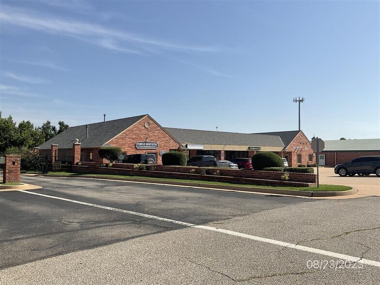 3201 E Memorial, Edmond, OK à louer - Photo principale – Image 1 sur 17