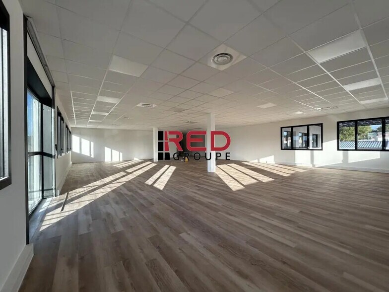 480 Route De Berre, Éguilles à louer - Photo de l’immeuble – Image 2 sur 5