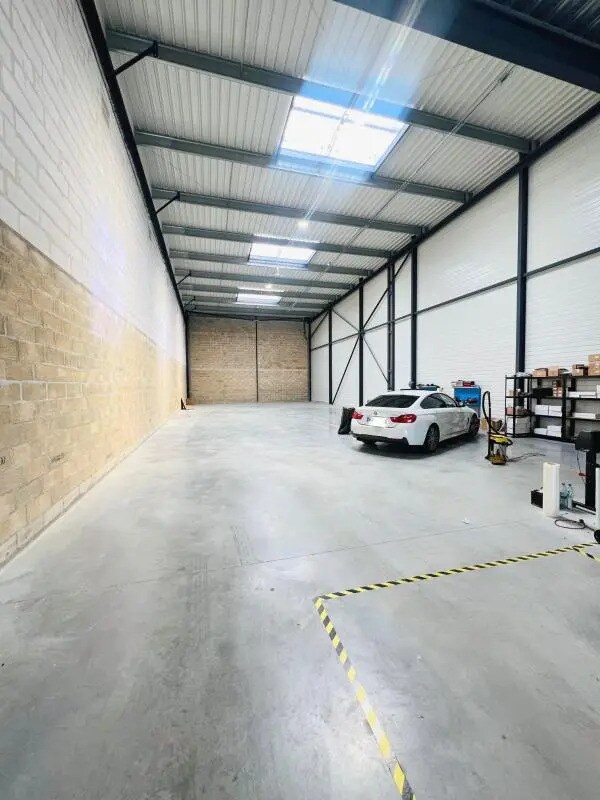 Local d'activités dans Plaisir à vendre Photo de l’immeuble– Image 1 sur 13