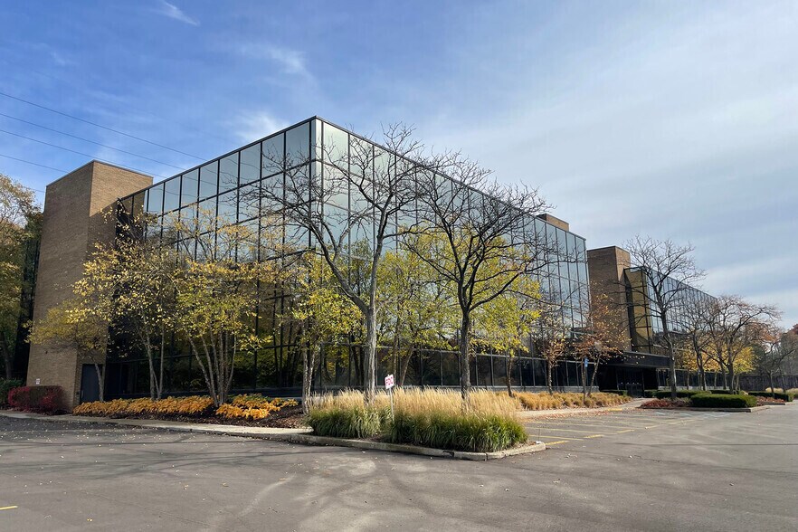 300 E long lake Rd, Bloomfield Hills, MI à louer Photo de l’immeuble– Image 1 sur 20