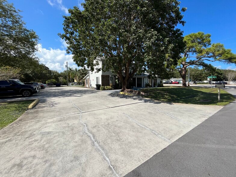1514 SE Port St Lucie Blvd, Port Saint Lucie, FL à vendre - Photo de l’immeuble – Image 2 sur 27