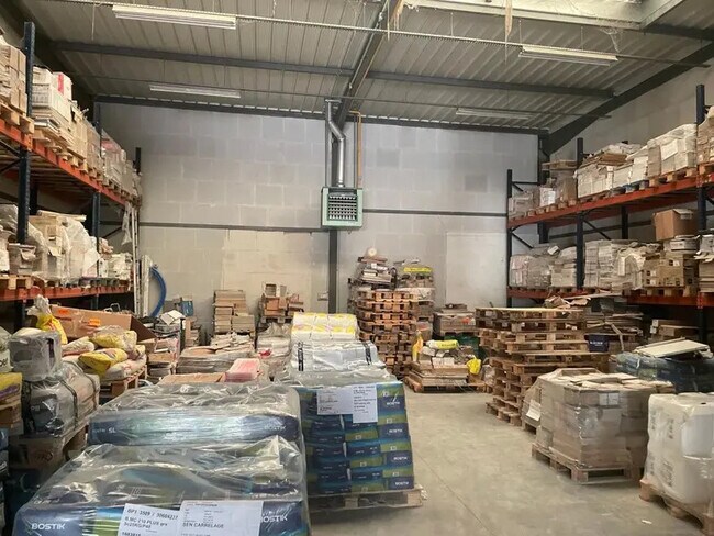 Plus de détails pour Local d’activités à vendre