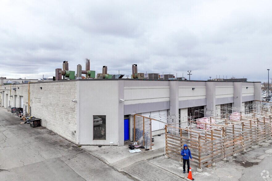 8261 Woodbine Ave, Markham, ON à louer - Photo de l’immeuble – Image 2 sur 3