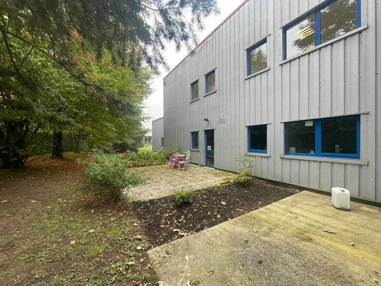 Local d'activités dans Cheptainville à vendre - Photo de l’immeuble – Image 2 sur 15