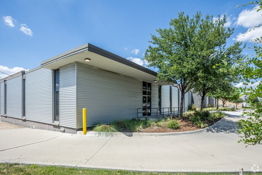 1111 Regal Row, Dallas, TX à louer - Photo principale – Image 1 sur 6