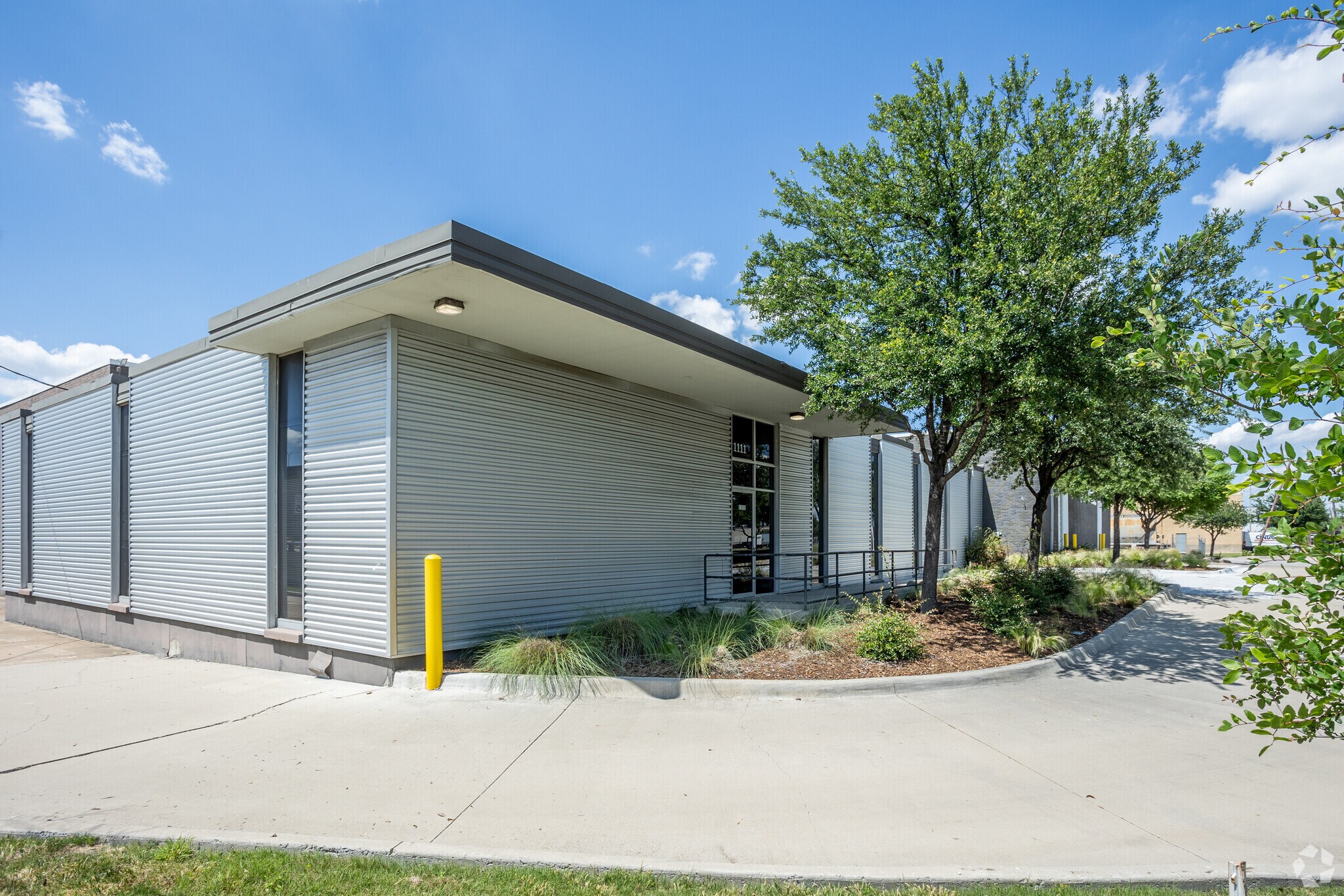 1111 Regal Row, Dallas, TX à louer Photo principale– Image 1 sur 7