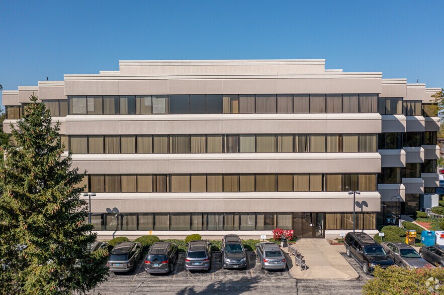 360 W Butterfield Rd, Elmhurst, IL à louer - Photo de l’immeuble – Image 3 sur 14