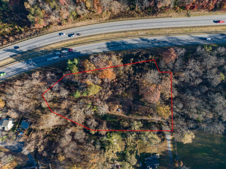 1 Chance Ct., Candler, NC à vendre - Photo principale – Image 1 sur 22