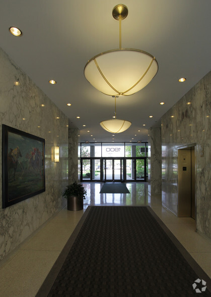 1900 Spring Rd, Oak Brook, IL à louer - Hall d’entrée – Image 2 sur 15