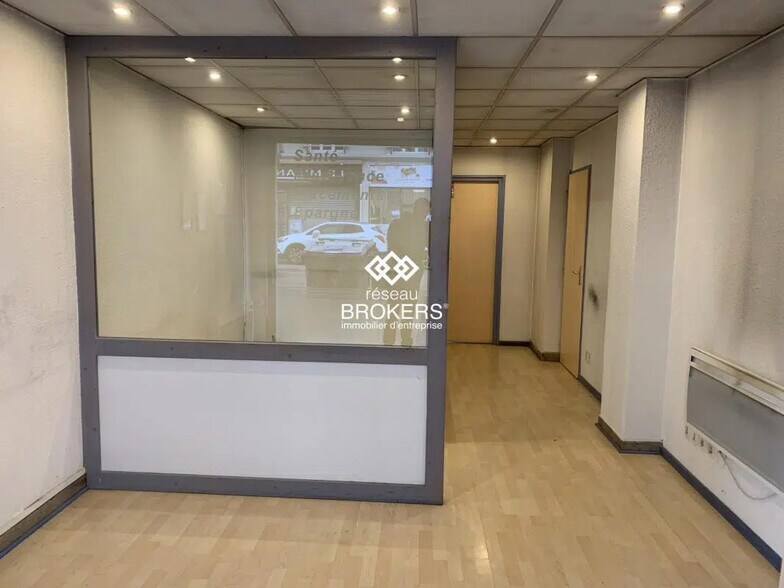 Local commercial dans Grenoble à louer - Photo de l’immeuble – Image 2 sur 7