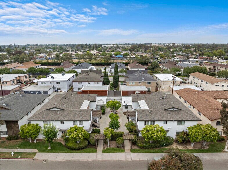 1010 Valencia St, Costa Mesa, CA à vendre - Photo de l’immeuble – Image 2 sur 14