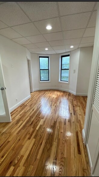 4028 82nd St, Elmhurst, NY à louer - Photo intérieure – Image 2 sur 14