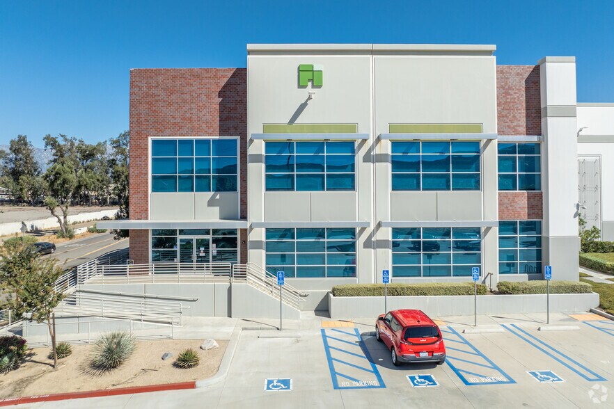 11253 Redwood Ave, Fontana, CA à louer - Photo de l’immeuble – Image 3 sur 4