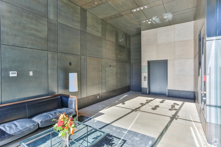 2207 4th St SW, Calgary, AB à louer - Hall d’entrée – Image 2 sur 3