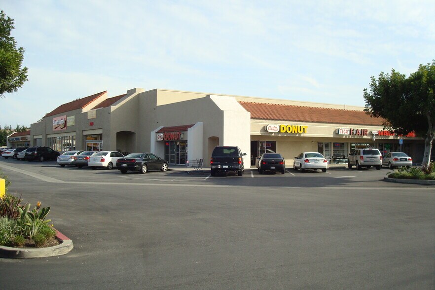 7006-7050 Katella Ave, Stanton, CA à louer - Photo de l’immeuble – Image 1 sur 6