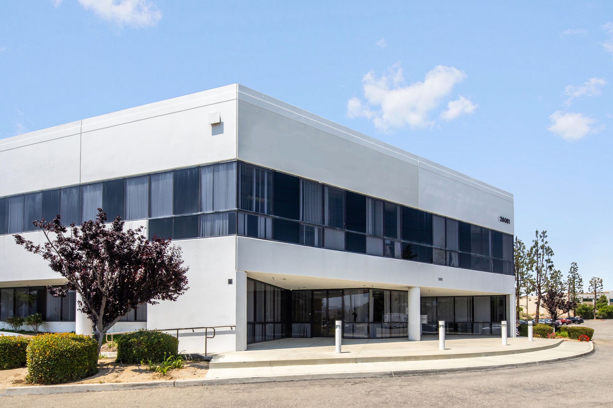26081 Avenue Hall, Valencia, CA à louer Photo de l’immeuble– Image 1 sur 9