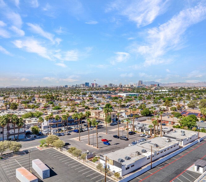 1703 Civic Center Dr, North Las Vegas, NV à vendre - Photo de l’immeuble – Image 2 sur 6