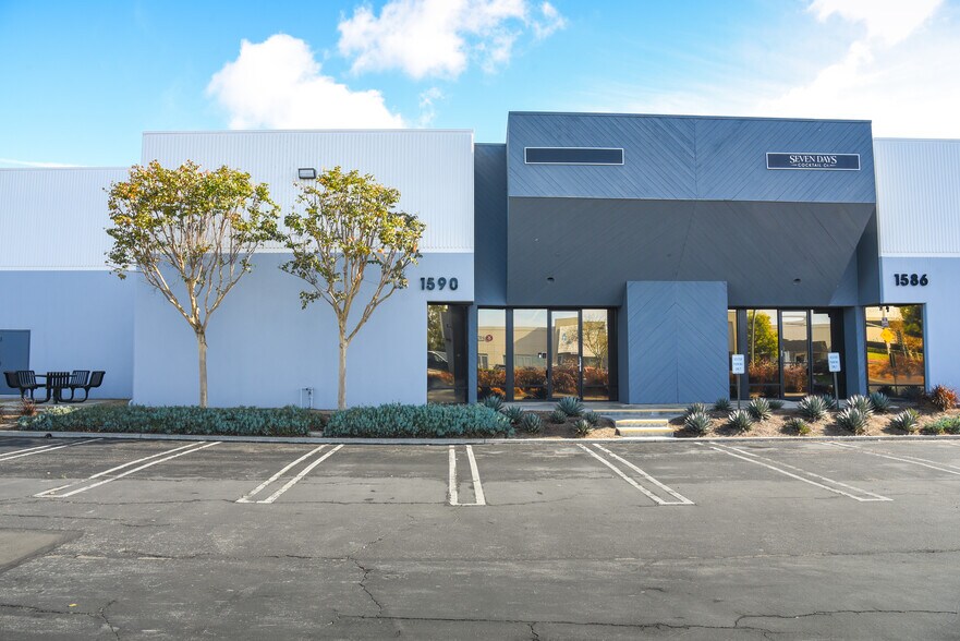 1586-1590 Sunland Ln, Costa Mesa, CA à louer - Photo de l’immeuble – Image 2 sur 5