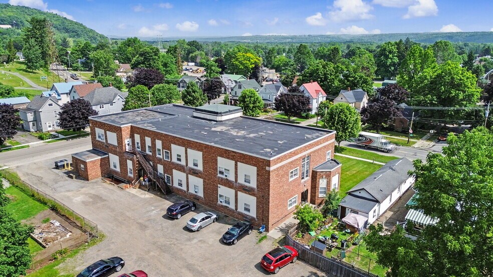 305 N Work St, Falconer, NY à vendre - Photo de l’immeuble – Image 1 sur 29