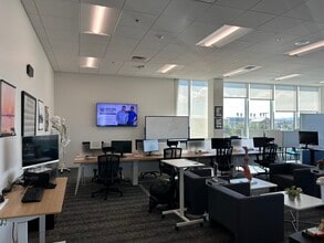 1075 E Betteravia Rd, Santa Maria, CA à louer Photo intérieure– Image 2 sur 13