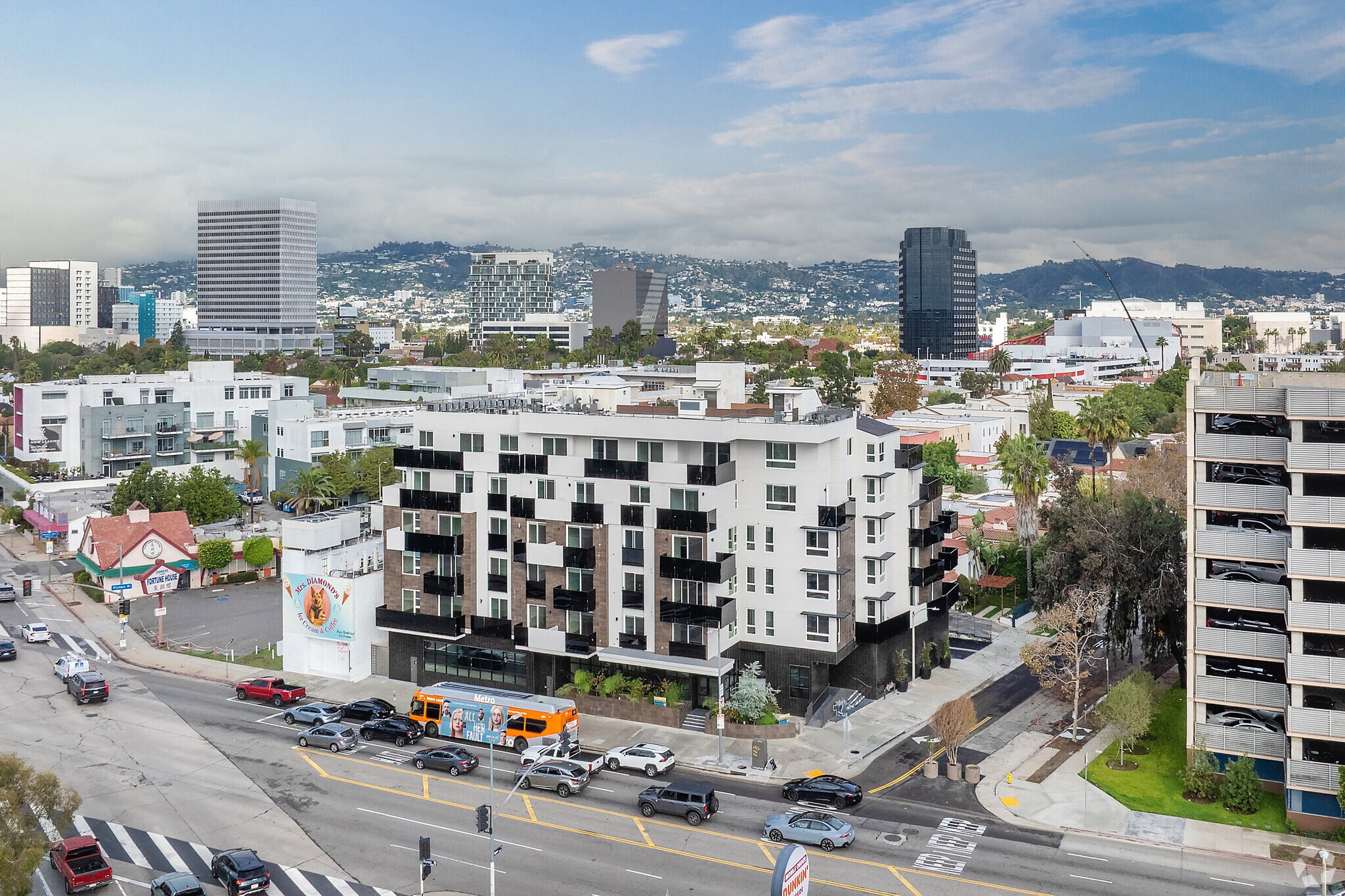 951 Ogden Ave, Los Angeles, CA à louer Photo principale– Image 1 sur 106