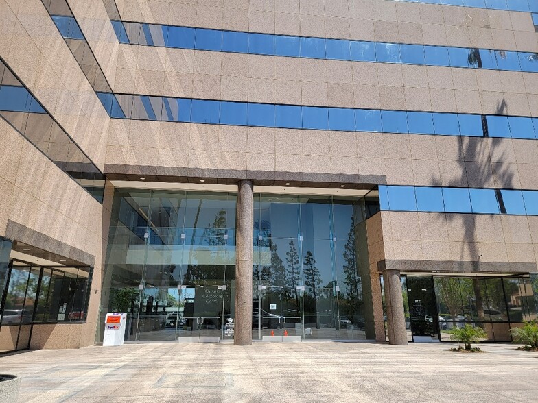 430 N Vineyard Ave, Ontario, CA à louer - Photo de l’immeuble – Image 2 sur 5