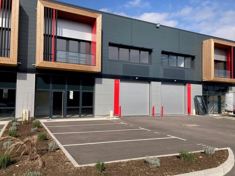 Industriel/Logistique dans La Seyne-sur-Mer à louer - Photo de l’immeuble – Image 1 sur 17