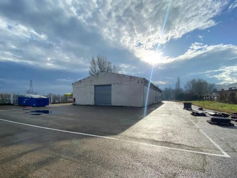 Bureau dans Saint-Genis-Laval à louer - Photo de l’immeuble – Image 1 sur 9