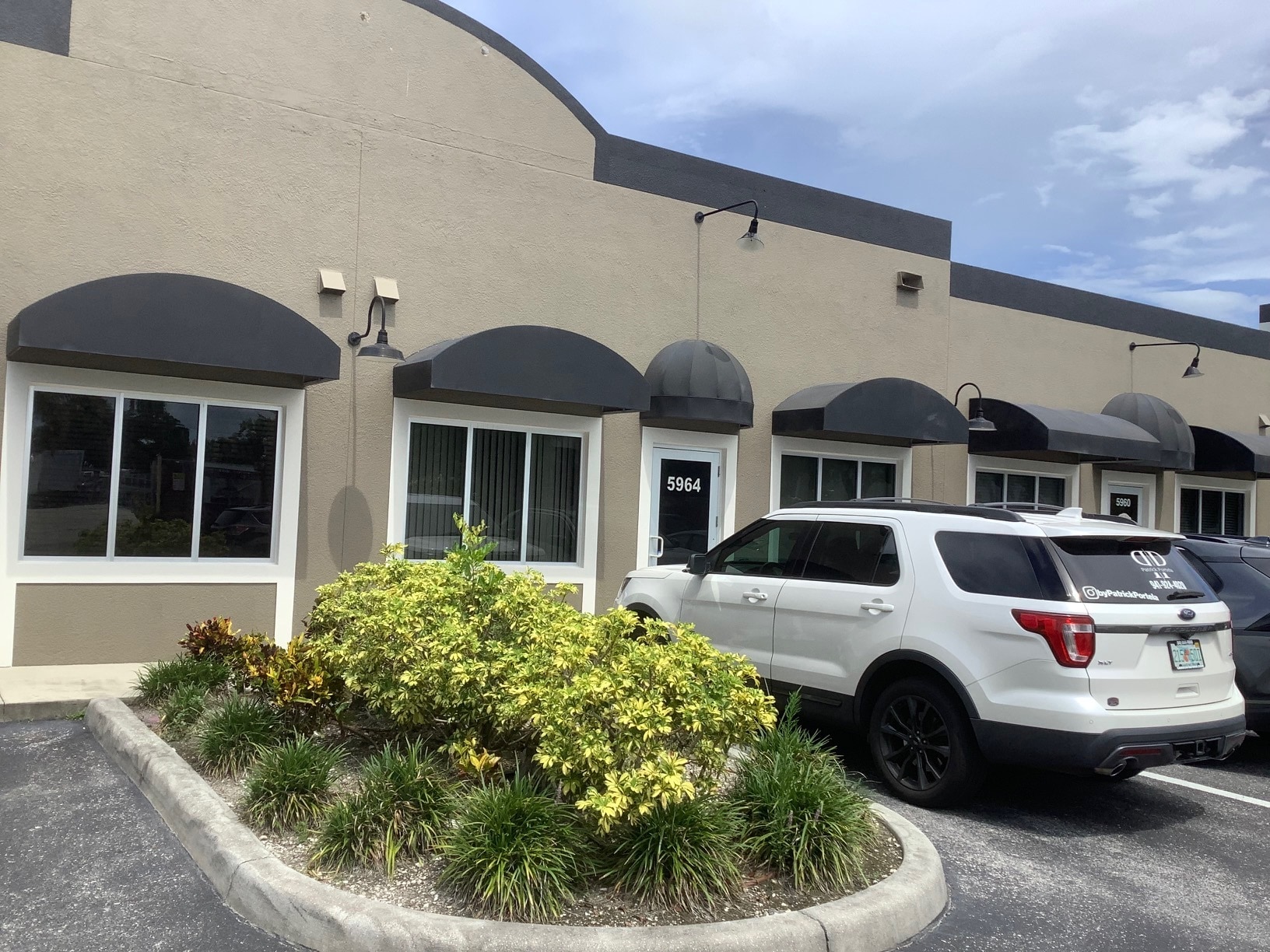 5952-6012 Clark Center Ave, Sarasota, FL à louer Photo de l’immeuble– Image 1 sur 8